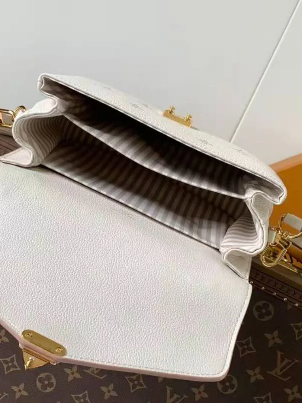 Classic Louis Vuitton Bag: A Stylish and Versatile Choice for Elegance